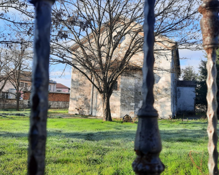 Затворен храм! Не можеш да запалиш свещ в село Черногорово