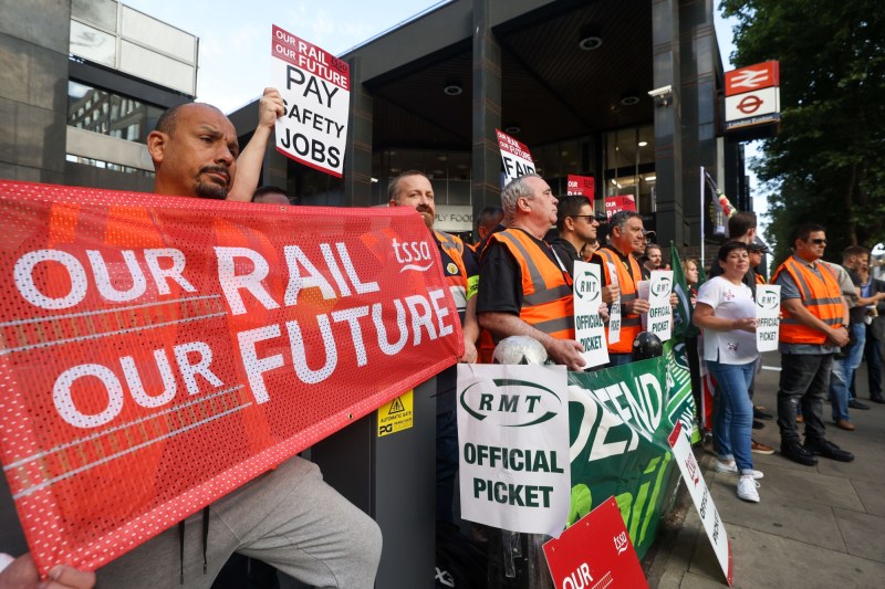 Стачка блокира жп трафика във Великобритания