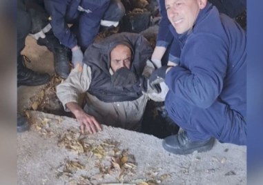 Пожарникари от Сливен спасиха мъж паднал в шахта и останал