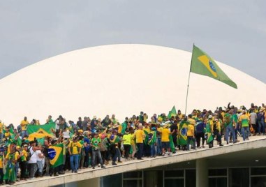 Най малко 400 души бяха арестувани в Бразилия след като привърженици