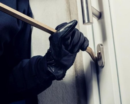 Апаш обра заложна къща в Пловдив, друг претараши пътник във влак