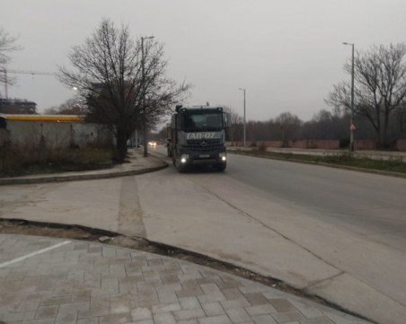 Камион паркира на велоалея в Пловдив. Шофьорът: Ами, къде да спра?