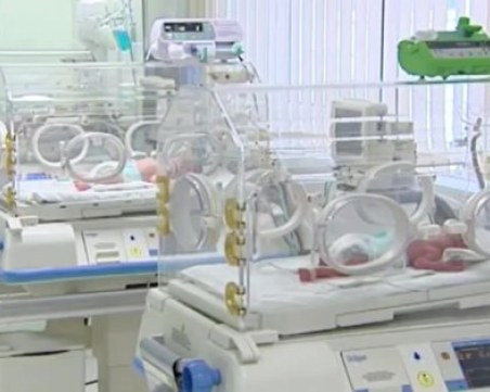 Наказват шефката на неонатологията, главната и старшата акушерка в 