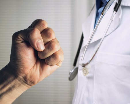 Селски кмет заплаши велинградски лекар