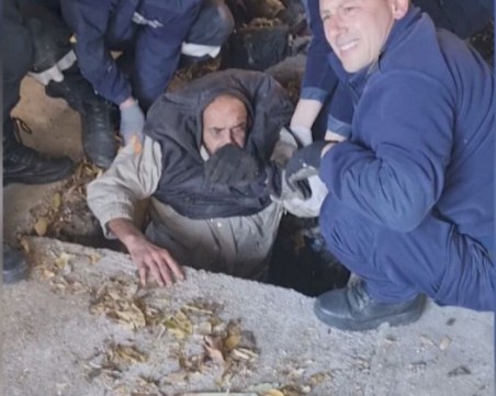 Спасителите, които извадиха мъж от шахта в Сливен: Стенеше вътре и едва се виждаше