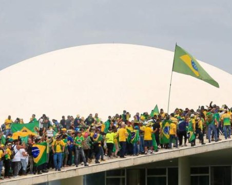 Стотици арестувани в Бразилия, полицията си върна контрола върху сградите на властта