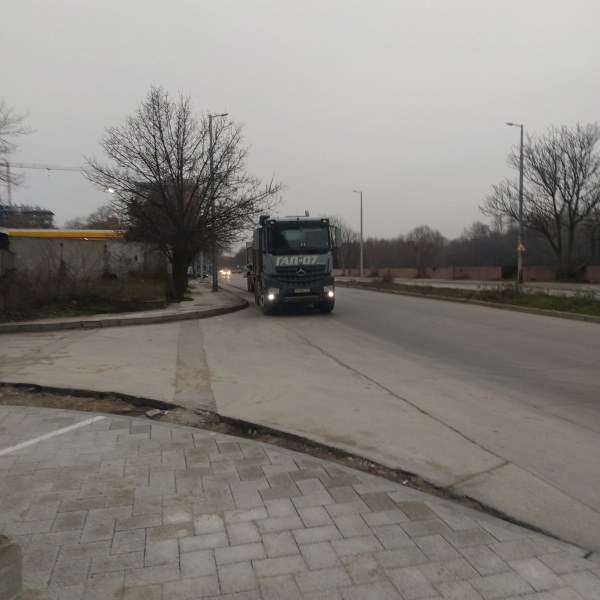 Камион паркира на велоалея в Пловдив. Шофьорът: Ами, къде да спра?