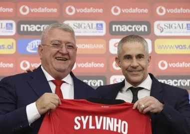 Бившият бразилски национал Силвиньо е новият треньор на албанския национален