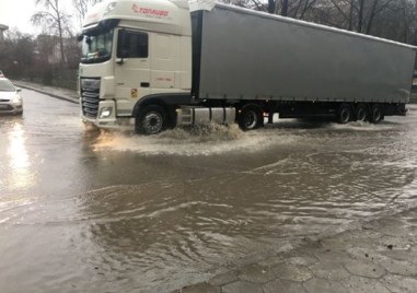 Проливен дъжд превърна улиците в центъра на Кърджали в реки
