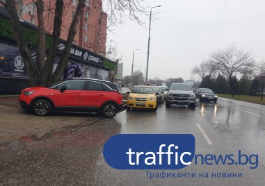 Водач системно блокира основна улица в ЖР Тракия с колата
