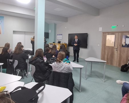 Чавдар Грошев изнесе открит урок пред десетокласници в Карлово