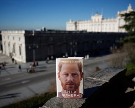 Мемоарите на принц Хари чупят рекорди по продажби на Острова