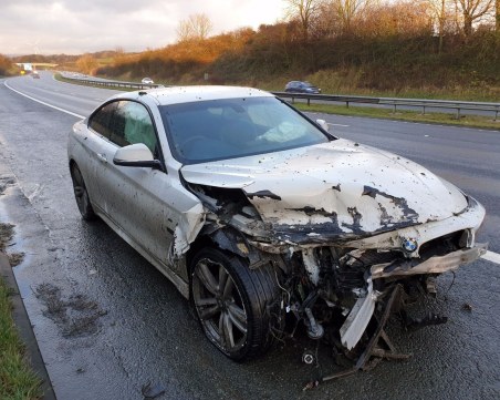 Младеж открадна BMW от пазарджишко село и се заби в стълб