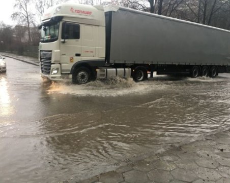 Проливен дъжд наводни улиците на Кърджали