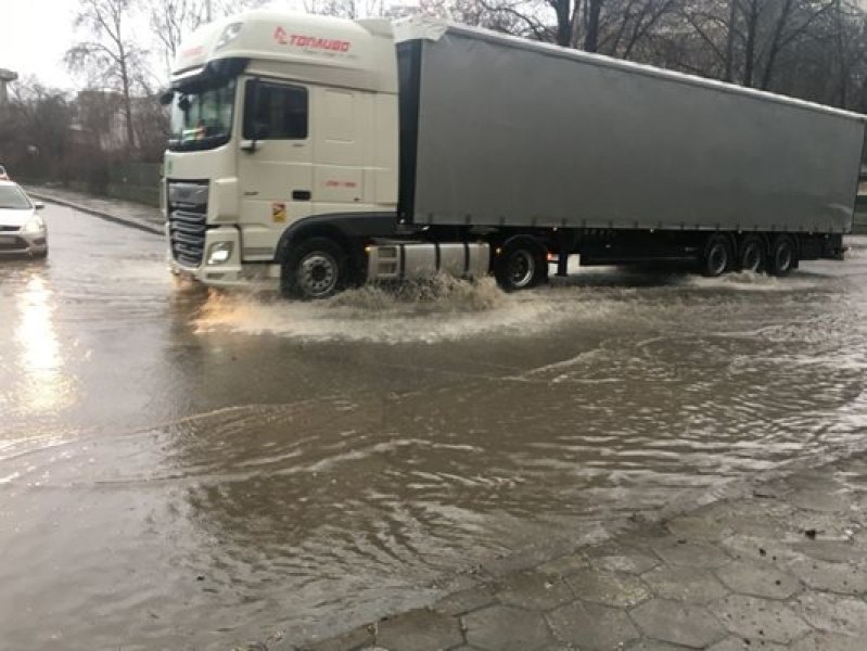 Проливен дъжд превърна улиците в центъра на Кърджали в реки.