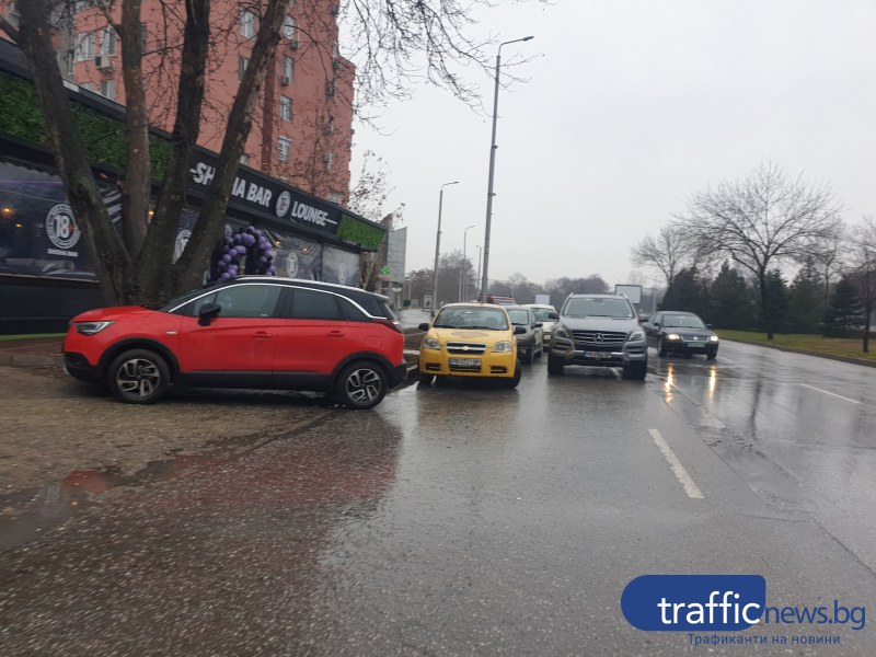Водач системно блокира основна улица в ЖР Тракия с колата