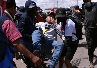 Протестиращи нападнаха и изгориха жив полицай в Перу съобщи АП