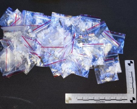 Арестуваха дилър с 202 пликчета дрога и голяма сума пари