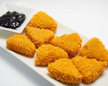 Панирани топени сиренца със сладко от боровинки