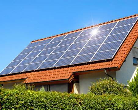 Промени: Фотоволтаици на покривите на жилища ще се слагат без инвестиционен проект