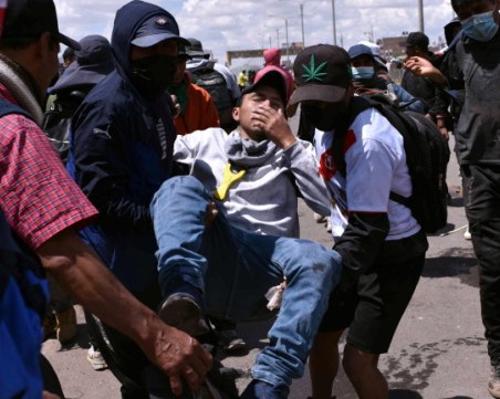 Протестиращи изгориха жив полицай в Перу