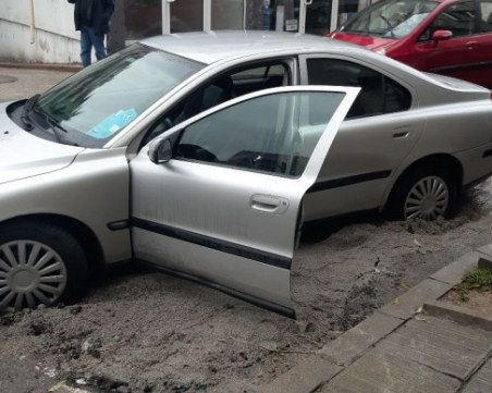 Шофьорка затъна с колата си на улица