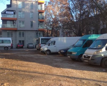 Пловдивчани скочиха срещу служебни коли на паркинга под блока им – искат скоби на паркоместата