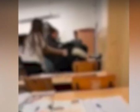 Ученички се сбиха в класната стая пред погледа на учител