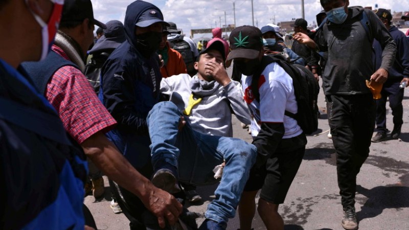 Протестиращи нападнаха и изгориха жив полицай в Перу, съобщи АП.