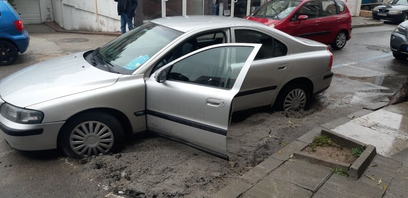 Жена затъна с колата си в кални разкопки“. Вече почти