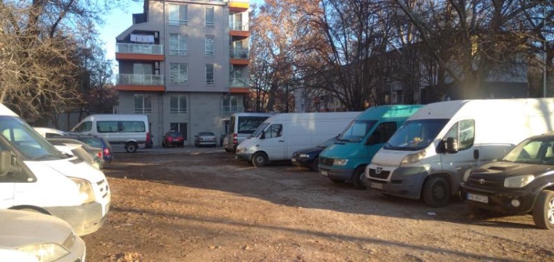 Пловдивчани скочиха срещу служебни коли на паркинга под блока им – искат скоби на паркоместата