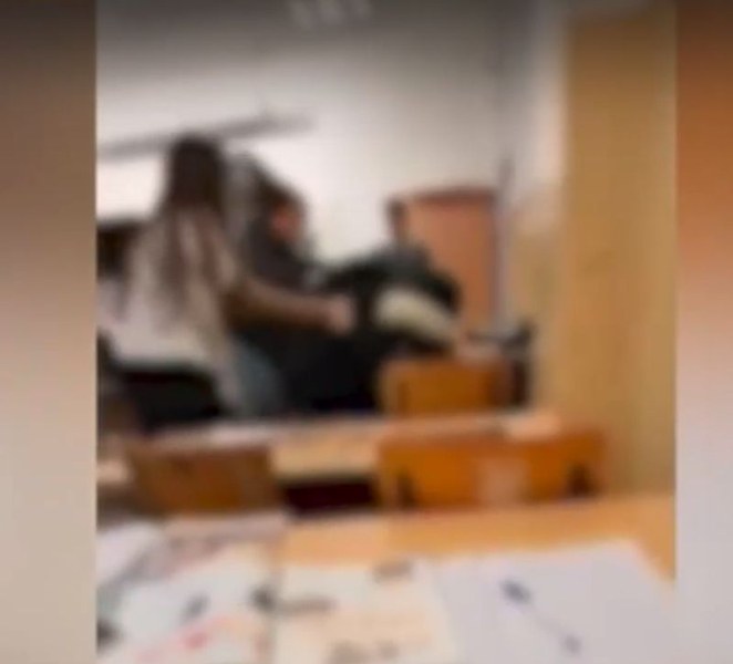 Ученички се сбиха в класната стая пред погледа на учител