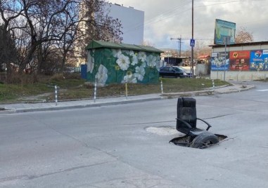 Огромна дупка зейна на път във Варна а граждани запретнаха