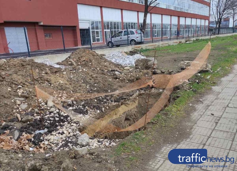 4-метров необезопасен ров изникна до тротоар в Пловдив, проверяват кой и защо го е изкопал