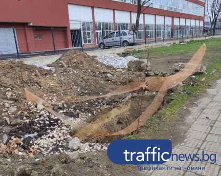 4-метров необезопасен ров изникна до тротоар в Пловдив, проверяват кой и защо го е изкопал