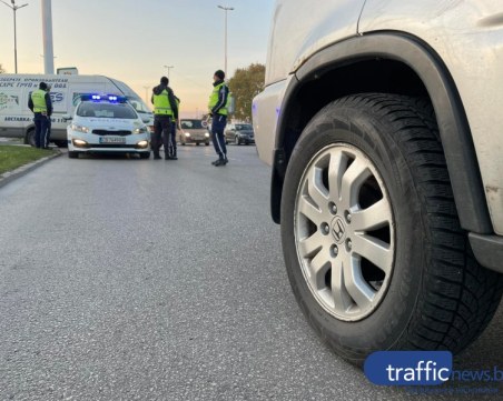 Гонка с полицията в Бургас, джип удари 6 коли и автобус, шофьорът избяга