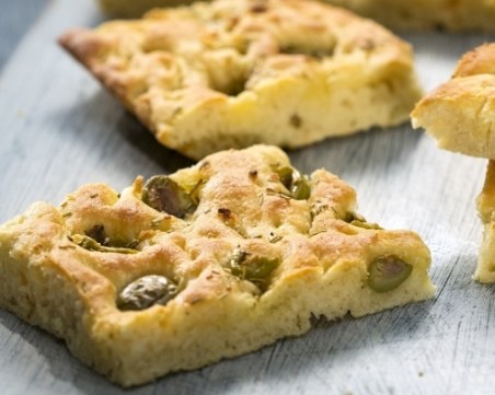 Лесна фокача с маслини и розмарин