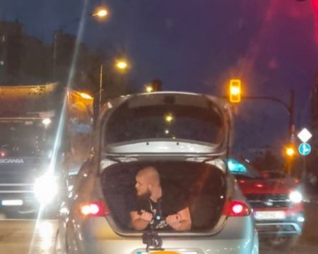 Мъж в багажник на кола в 