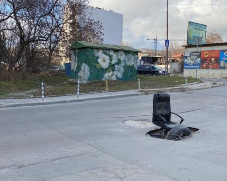 Запълниха дупка със стол във Варна