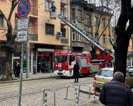 Жена иска да скочи от балкон в София, приготвиха батут