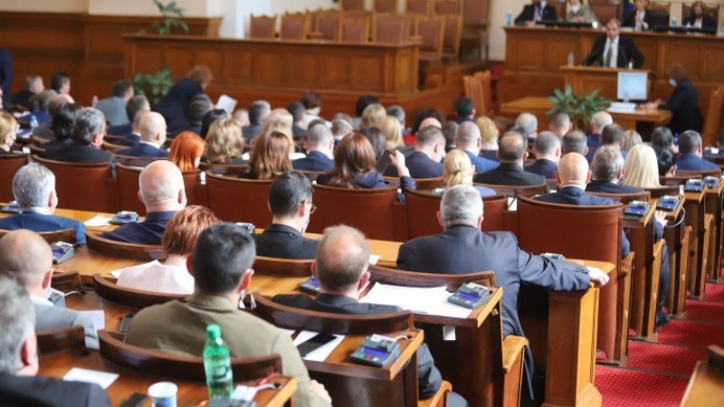 Депутатите решиха: Получаваме ваучери за гориво и транспорт