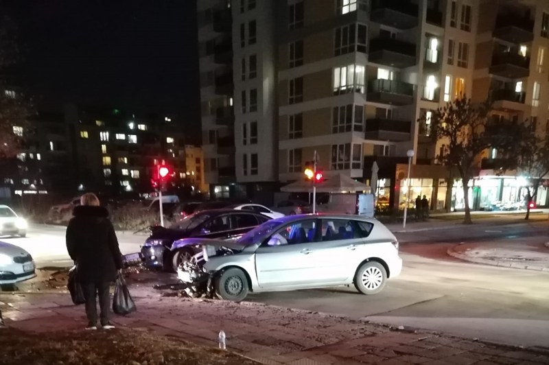 Две коли се блъснаха сериозно в Кючука