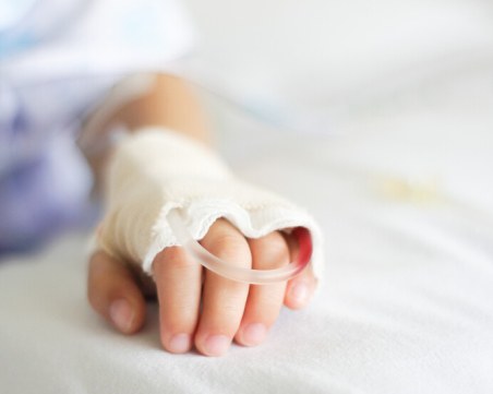 Прокуратурата: Пострадалото 4-годишно дете и брат му сами си запалили огън