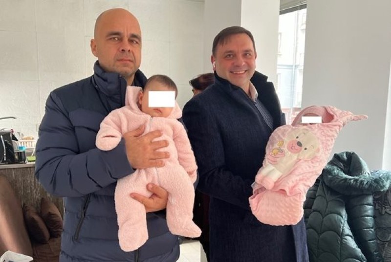 Ето я снимката на разменените бебета в