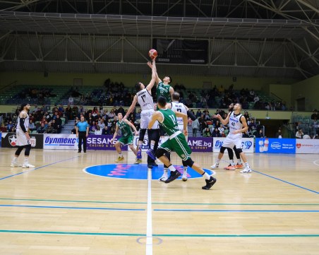 Академик вкара 100 точки и записа четвърта поредна победа