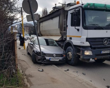 Камион и кола се блъснаха в София