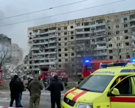 Руска ракета разруши жилищен блок в Днипро, има загинали и много ранени