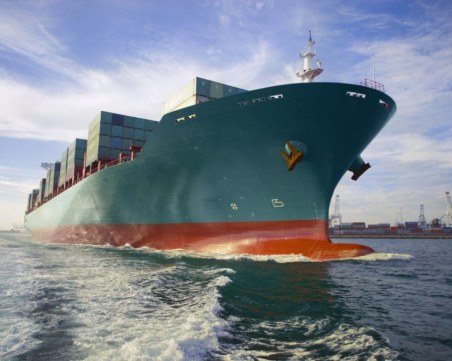 Товарен кораб под камерунски флаг акостира във Варна заради инцидент на борда