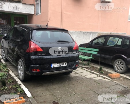 Върха на наглостта! Шофьор паркира пред входа на блок в Кючука