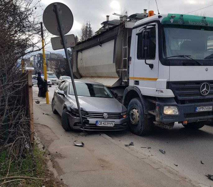Камион и кола се блъснаха в София